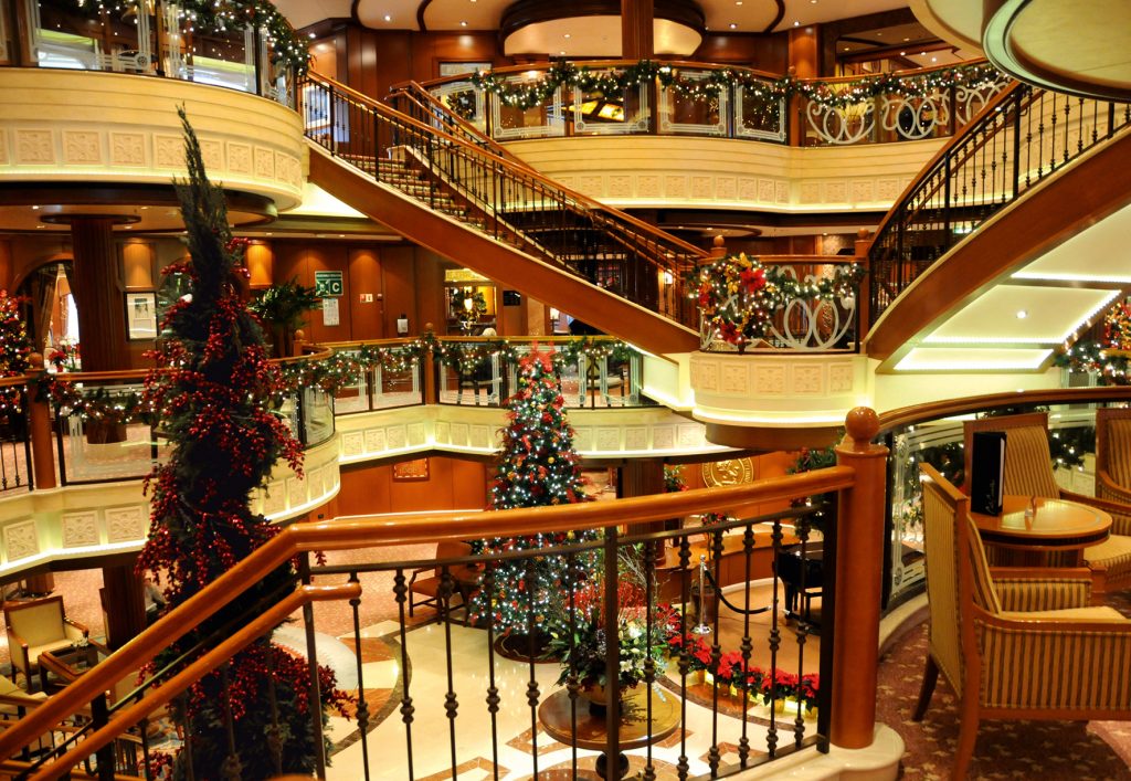 Oceania Cruises putzt seine Kreuzfahrtschiffe für Weihnachten festlich heraus. Gäste können sich auf weihnachtliche Dekoration und festliche Menüs freuen.