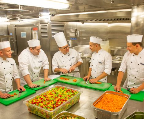 Erstmalig bietet sea chefs in Kooperation mit der Wirtschaftsförderung Tirol eine Kochausbildung auf dem Meer an, an Bord der Mein Schiff Flotte an.