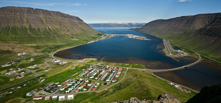 Ein Isländer hat eine App gegen neugierige Touristen herausgebracht, denn Ísafjörður ist zu einem beliebten Anlaufziel für Kreuzfahrtschiffe geworden.