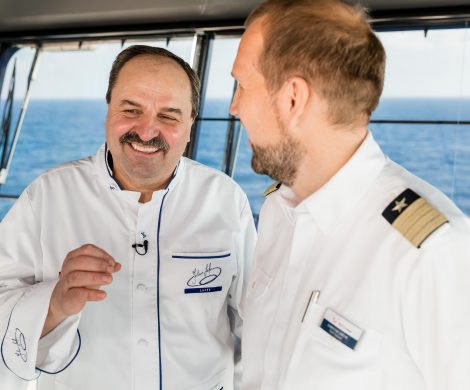 Sternekoch Johann Lafer wird kulinarischer Botschafter der Mein Schiff Herz von TUI Cruises. Erstmalig ist er bei der Premierenfahrt dabei.