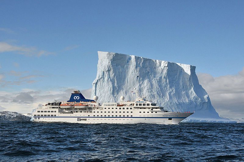One Ocean Expeditions hat in Sydney, Nova Scotia, die ehemalige Hanseatic von Hapag-Lloyd Cruises auf den neuen Namen RCGS Resolute getauft.
