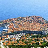 In Dubrovnik dürfen ab der Saison 2019 nur noch zwei Kreuzfahrtschiffe pro Tag anlegen., die Zahl der Touristen wird auf 5.000 beschränkt