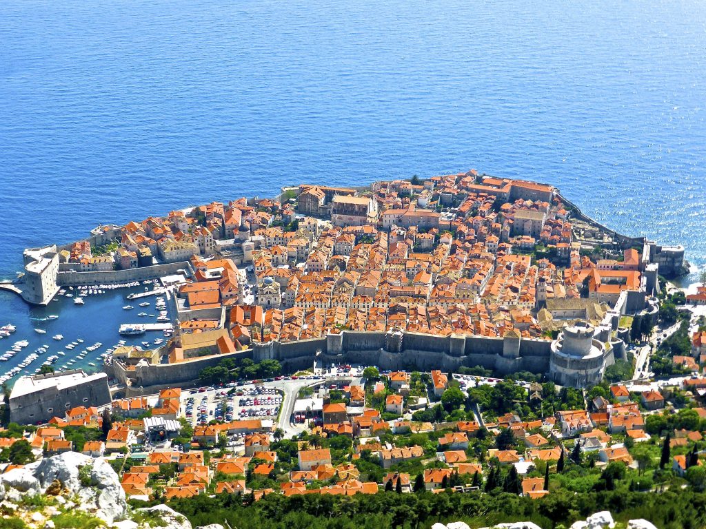 In Dubrovnik dürfen ab der Saison 2019 nur noch zwei Kreuzfahrtschiffe pro Tag anlegen., die Zahl der Touristen wird auf 5.000 beschränkt