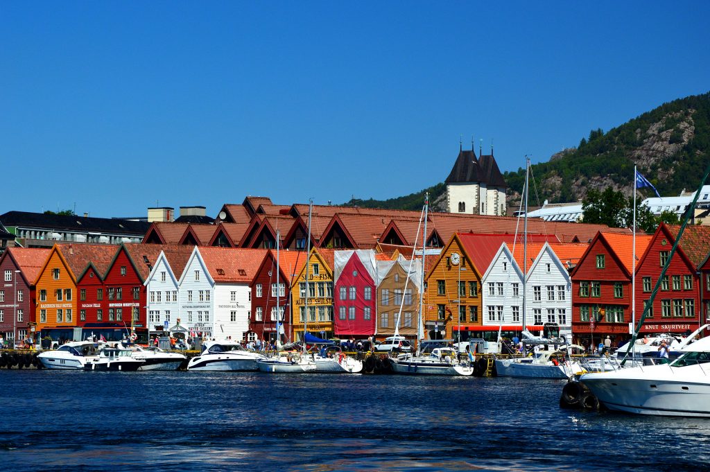 Die norwegische Hafenstadt Bergen will den Tourismus, der durch Kreuzfahrt entsteht, einschränken: auf drei Schiffe beziehungsweise 8.000 Personen pro Tag.
