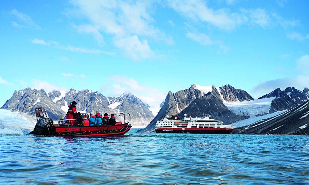 Hurtigruten legt für die Wintersaison 2019/2020 erstmals begleitete Reisen für Gruppen in die Arktis (Kanada - Grönland) und die Antarktis auf