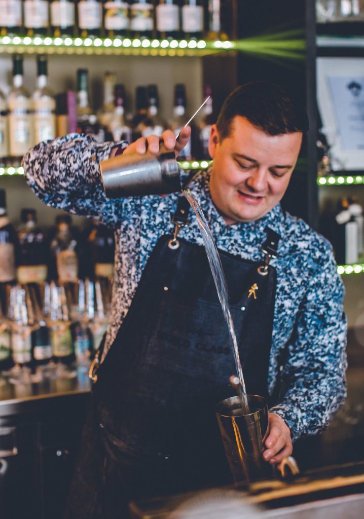 Er gehört zur Weltelite der Barkeeper: Razvan Dorel Cordea ist Chef-Barkeeper auf der erst kürzlich in Dienst gestellten Norwegian Bliss