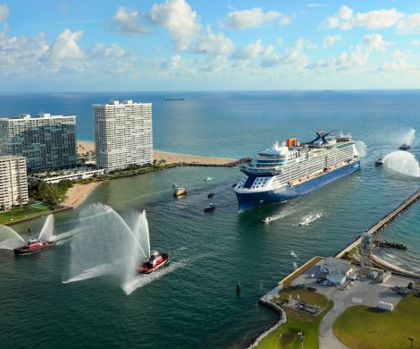 Das neue Kreuzfahrtschiff Celebrity Edge in ihrem Heimathafen Port Everglades in Fort Lauderdale, Florida, im Terminal 25 angekommen