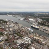 Erstmals haben in den Häfen von Schleswig-Holstein in einem Jahr mehr als 200 Kreuzfahrtschiffe angelegt, Kiel stellte mit 168 Anläufen einen Rekord auf.