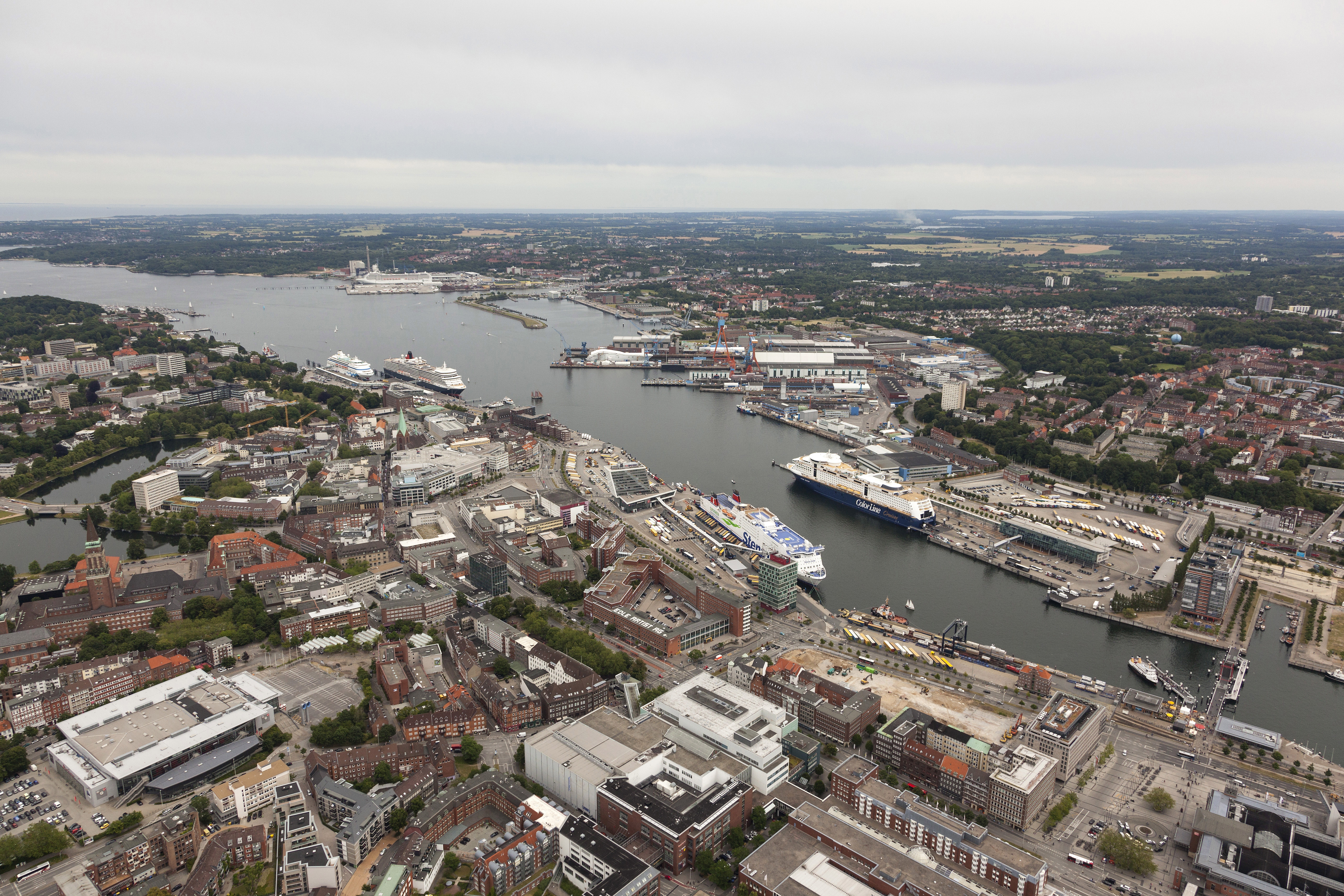 Erstmals haben in den Häfen von Schleswig-Holstein in einem Jahr mehr als 200 Kreuzfahrtschiffe angelegt, Kiel stellte mit 168 Anläufen einen Rekord auf.