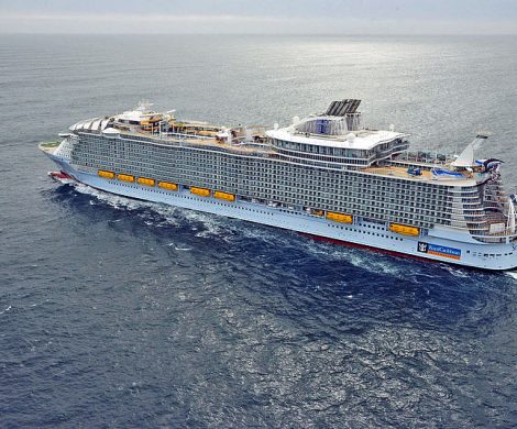 Royal Caribbean hat einem Passagier ein lebenslanges Kreuzfahrtverbot erteilt. Der 27-jährige war betrunken vom elften Deck der „Symphony of the Seas“ gesprungen