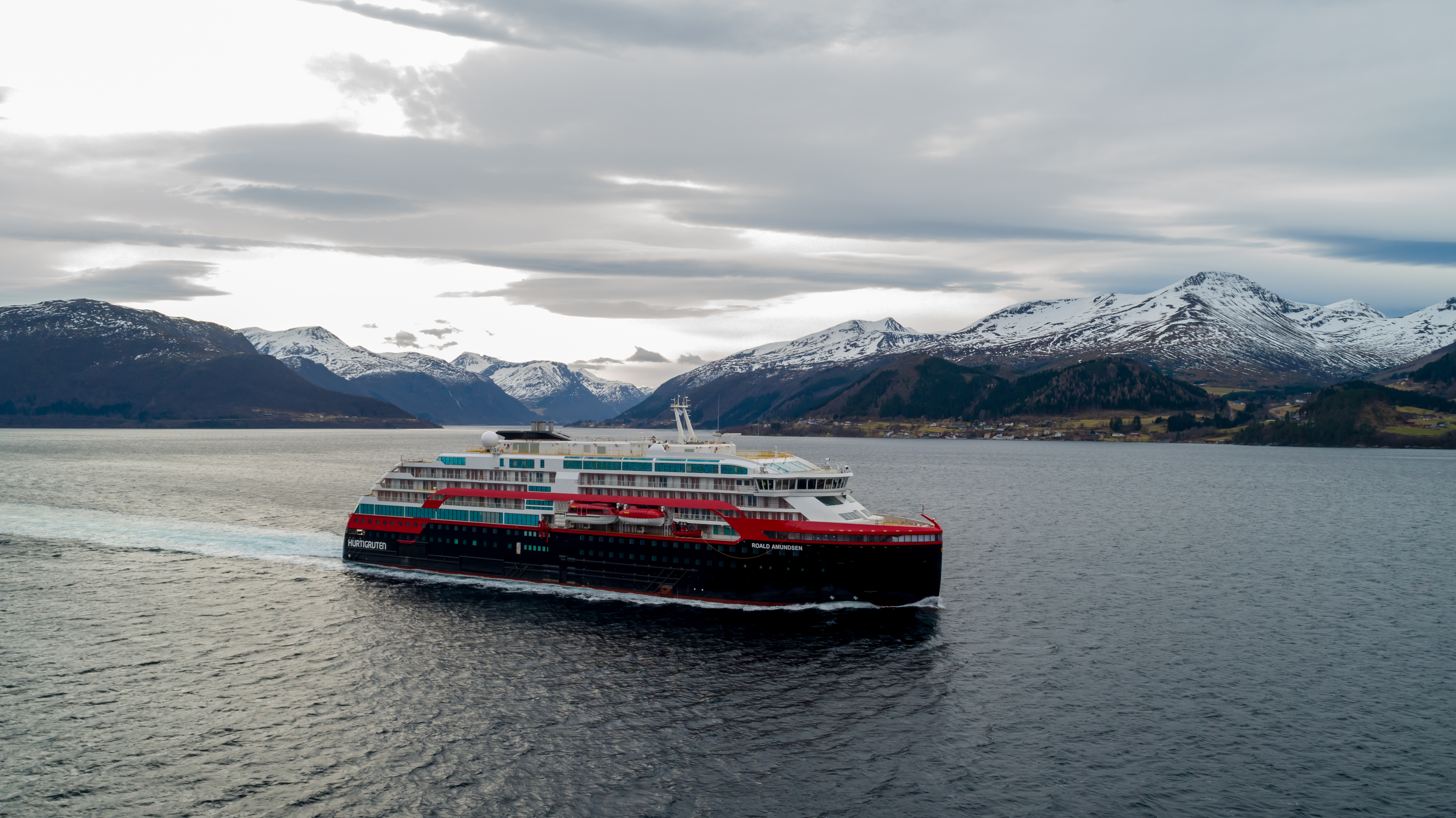 Der Hurtigruten Neubau MS Roald Amundsen hat seine ersten Testfahrten in den Fjorden an der Westküste Norwegens absolviert. Das weltweit erste hybridbetriebene Kreuzfahrtschiff fuhr in den Gewässern vor der Kleven Werft in Ulsteinvik, Norwegen, zahlreiche Manöver