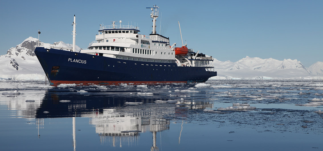 In der neuen Arktis-Broschüre Expeditionen in die Arktis – Spitzbergen und Grönland stellt Lernidee zwei Arktis-Kreuzfahrten vor