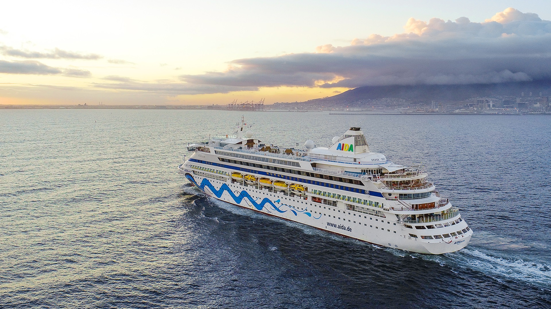 AIDA Cruises hat eine vierte Weltreise aufgelegt: Highlights dieses 117-tägigen Abenteuers sind Fernwehziele wie Feuerland und Kap Hoorn, Sydney und die australische Insel Tasmanien, Mauritius und Kapstadt.