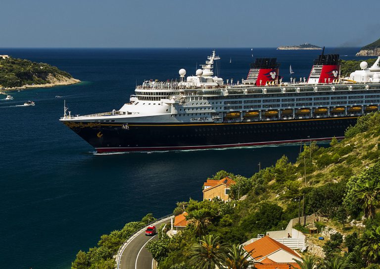 Im Sommer 2020 wird Disney Cruise Line wieder im Mittelmeer unterwegs sein, fünf neue Häfen in Europa stehen auf dem Programm. Nach fünf Jahren Pause wird die Disney Magic erstmals ab Rom wieder griechische Häfen ansteuern.