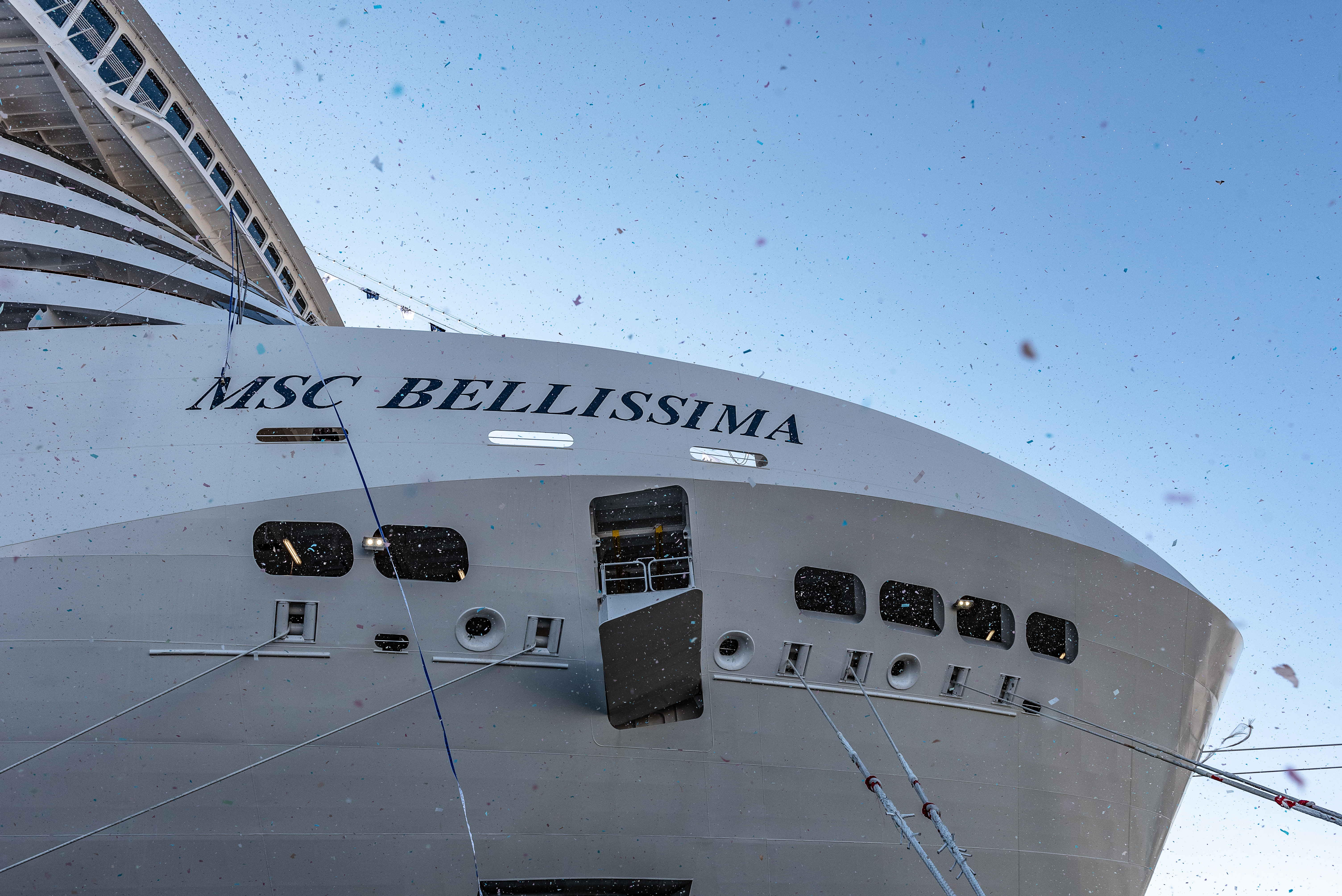 Heute Abend wird MSC Cruises die MSC Bellissima in die Kreuzfahrtflotte des Unternehmens aufnehmen. Das neue Flaggschiff wird mit einer glamourösen und traditionell maritimen Schiffstaufe im Hafen von Southampton gefeiert. Gäste des Events sind Stars, VIPs, Branchenvertreter, internationale Medienvertreter sowie das Topmanagement von MSC Cruises und seinem Mutterkonzern, der MSC Group. Gianluigi Aponte, Reeder und Gründer der MSC Group, wird zusammen mit den Familien Aponte und Aponte-Vago teilnehmen. Sophia Loren wird mit der MSC Bellissima ihr 14. MSC Kreuzfahrtschiff taufen.