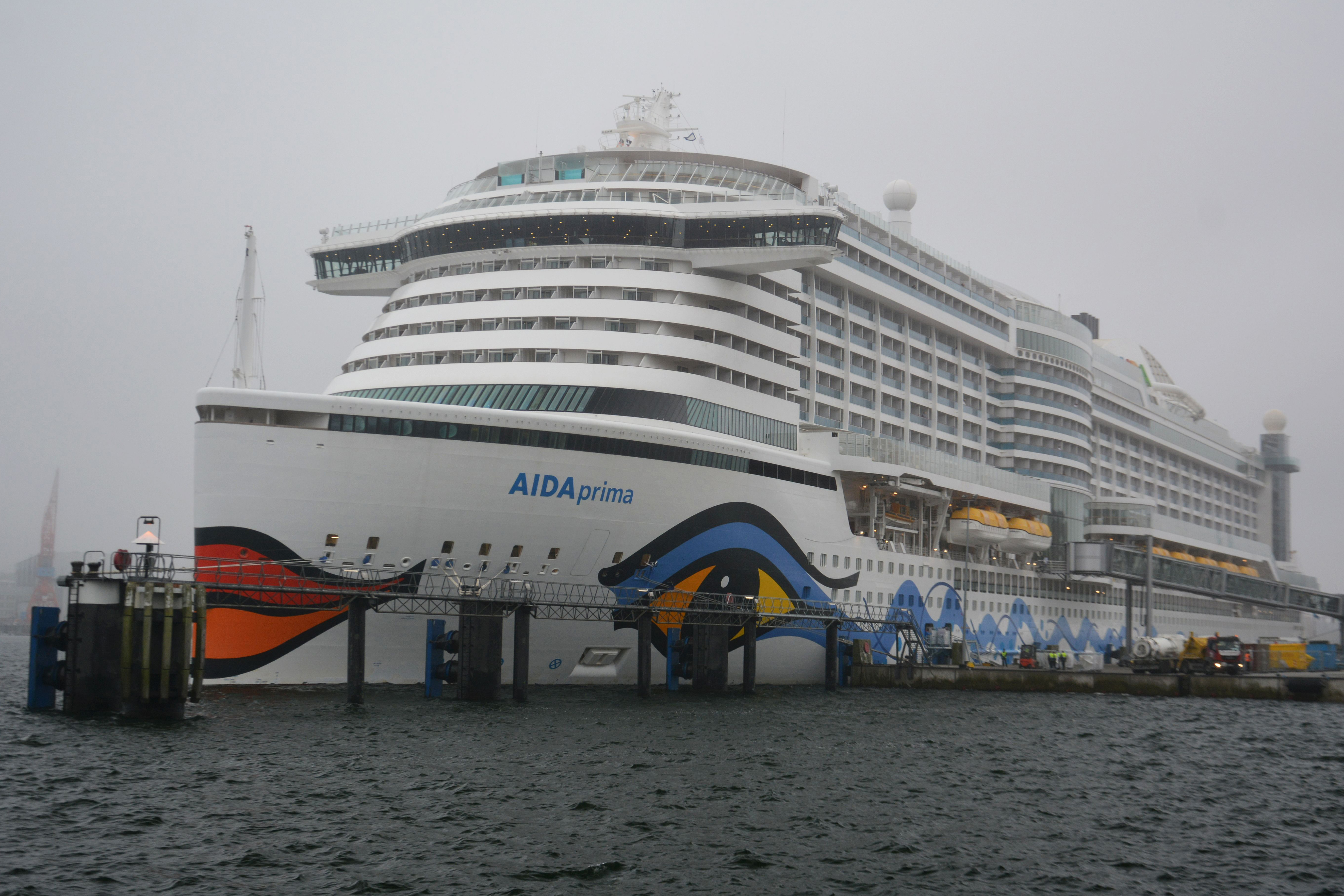 Erstanlauf der AIDAprima im Kieler Hafen:  Zum Abschluss ihrer Transferreise  traf das Kreuzfahrtschiff aus Dubai kommend am Ostseekai ein.