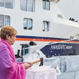 Hapag-Lloyd Cruises hat mit der Hanseatic nature das erste Schiff der neuen Expeditionsklasse im Hamburger Hafen mit allen Mitarbeitern getauft