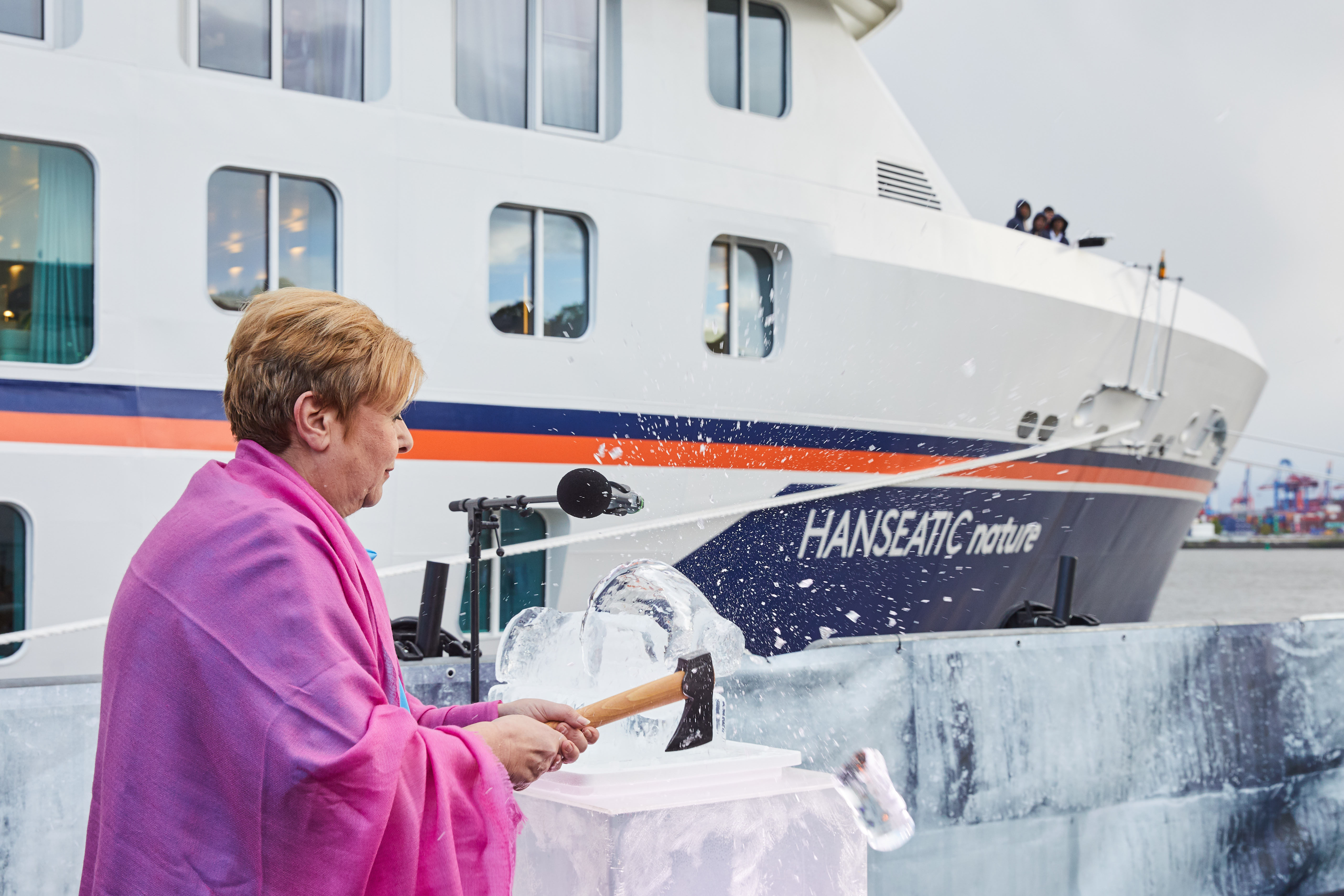 Hapag-Lloyd Cruises hat mit der Hanseatic nature das erste Schiff der neuen Expeditionsklasse im Hamburger Hafen mit allen Mitarbeitern getauft