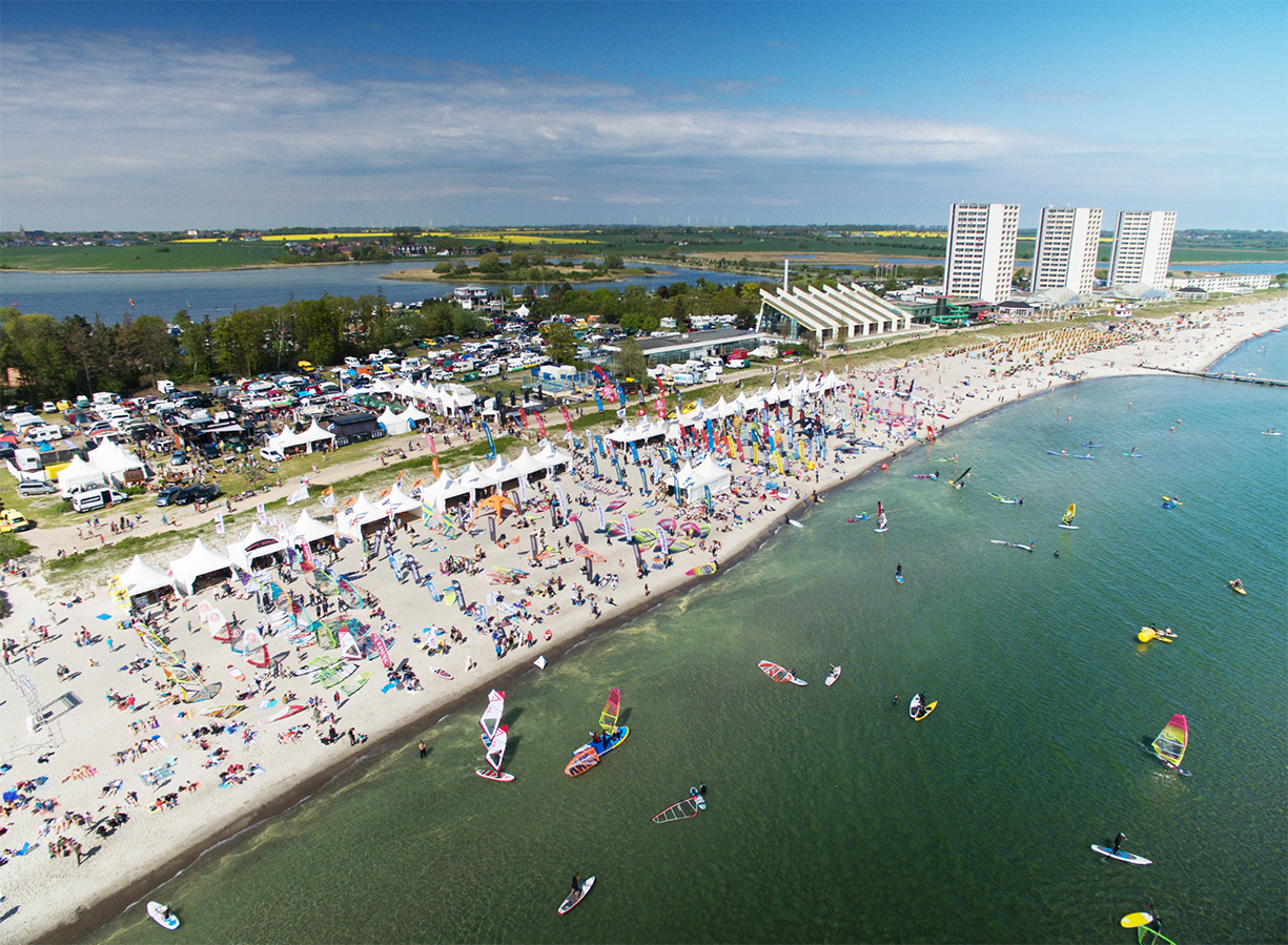 Das Surf-Festival Fehmarn eröffnet vom 30. Mai bis 2. Juni die Wassersport-Saison 2019. 30.000 Besucher kommen zur größten Windsurf-Mitmach-Messe Europas
