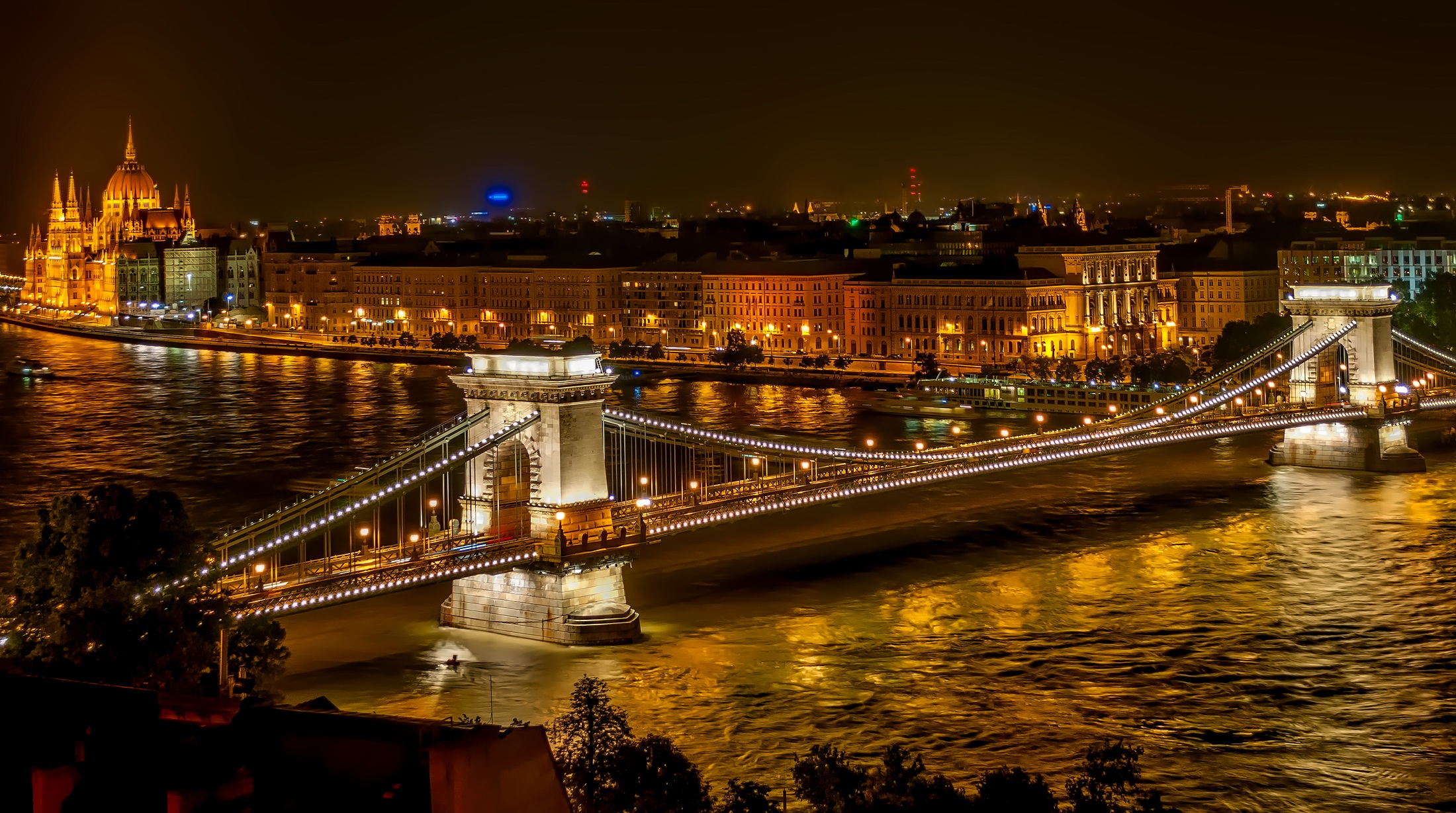 In Budapest hat es bei einem Unfall mit einem Flusskreuzfahrtschiff auf der Donau mindestens sieben Tote gegeben, 21 Menschen werden noch vermisst.