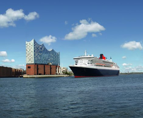 Die Queen Mary 2 feiert am 16. Juni in Hamburg eine einzigartige Love Story: Vor 15 Jahren verliebte sich eine Stadt in ein Schiff, als am 19. Juli 2004 die Queen Mary 2 Hamburg erstmals anlief