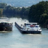 Der Main-Donau-Kanal bleibt nach dem Unfall eines Flusskreuzfahrtschiffes voraussichtlich mindestens zwei Wochen gesperrt.
