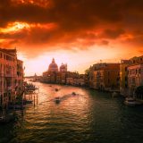 Die MSC Opera hat in Venedig eine Anlegestelle gerammt und stieß mit einem Ausflugsboot zusammen. Nach Medienberichten wurden mehrere Menschen verletzt