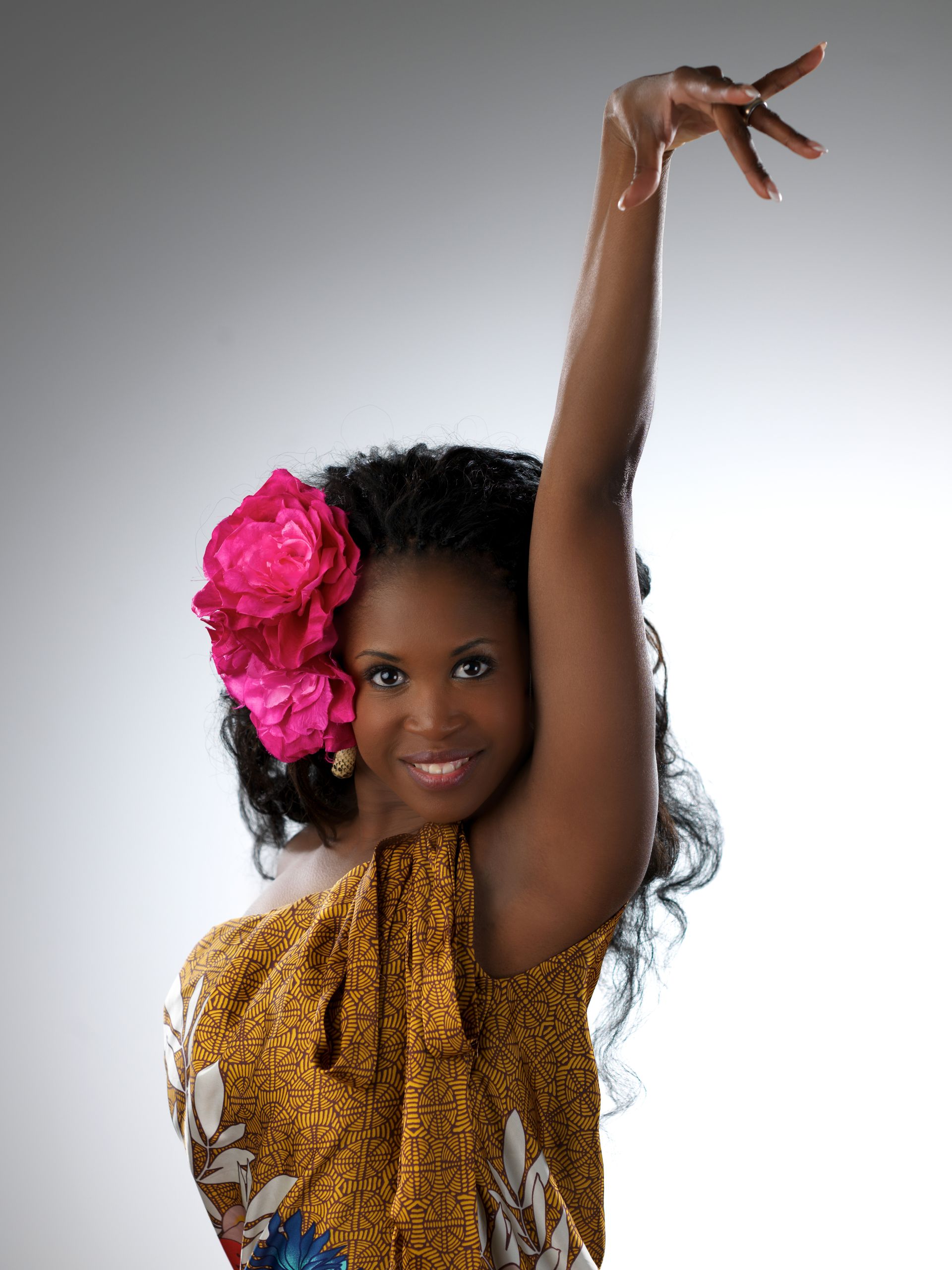 Lets Dance: in diesem Jahr bittet AIDA Cruises Gäste im Rahmen der kulturellen Themenreisen zum Tanz. Auf AIDAbella erleben die Gäste der Weihnachts- und Silvesterreise ein mitreißendes Showprogramm von Lets Dance Star Motsbi Mabuse und ihren Tanzpartnern. "