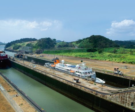 Die Expeditionsschiffe von Hapag-Lloyd Cruises nehmen Kurs auf die wichtigste Wasserstraße der Welt: den Panamakanal. Während der Expeditionsreisen in Süd- und Mittelamerika fahren die Schiffe tagsüber durch den Panamakana