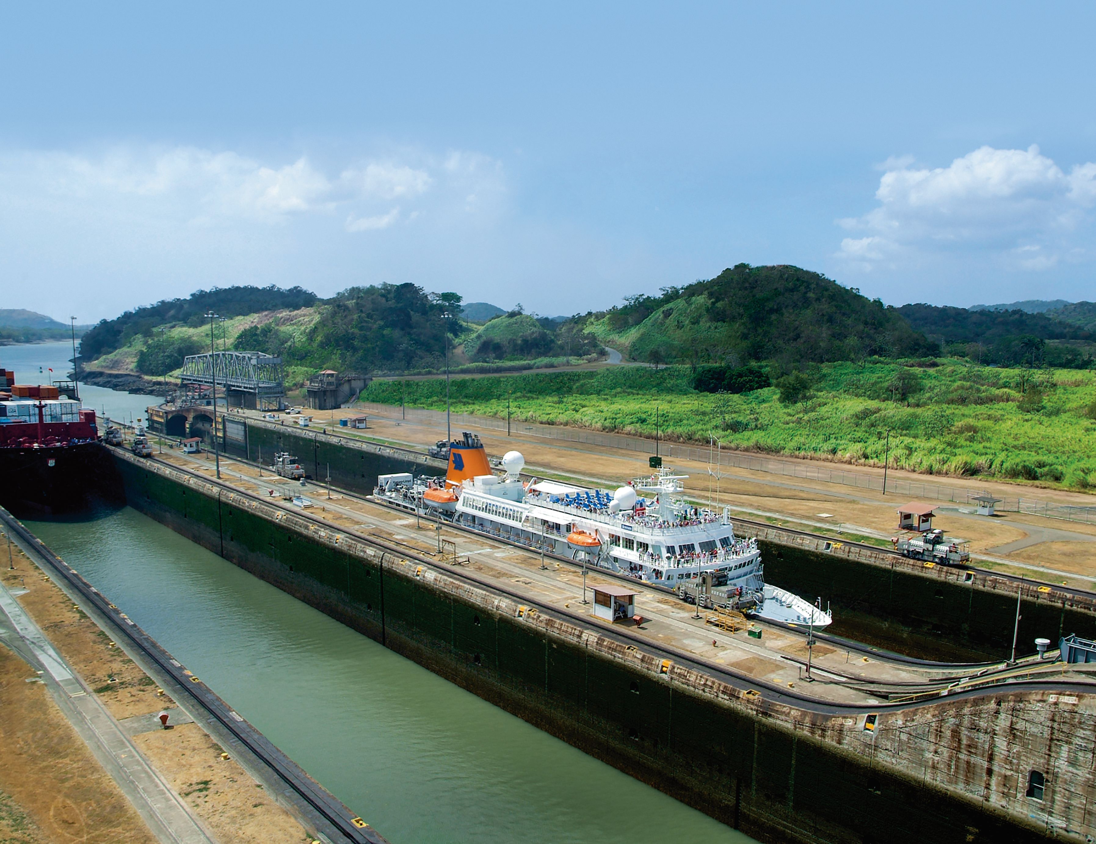 Die Expeditionsschiffe von Hapag-Lloyd Cruises nehmen Kurs auf die wichtigste Wasserstraße der Welt: den Panamakanal. Während der Expeditionsreisen in Süd- und Mittelamerika fahren die Schiffe tagsüber durch den Panamakana