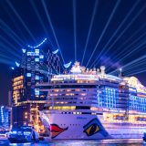 AIDAperla wird die große Hamburg Cruise Days Parade anführen. Gegen 21:15 Uhr laufen die majestätischen Schiffe mit imposantem Feuerwerk aus