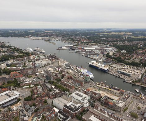 Die „Initiative gegen Kreuzfahrtschiffe“ wird am Sonnabend, 13. Juli, in Kiel eine Demonstration veranstalten, die vom Ordnungsamt abgesegnet ist. Drei Kreuzfahrtschiffe sollen an diesem Tag im Kieler Hafen einlaufen.