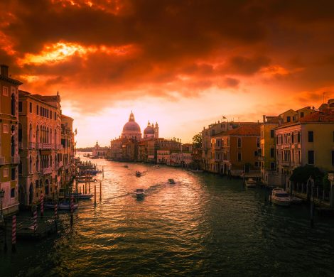 In Venedig ist erneut nur knapp ein Unfall mit einem Kreuzfahrtschiff vermieden worden. Die Costa Deliziosa geriet während eines schweren Gewitters außer Kontrolle.