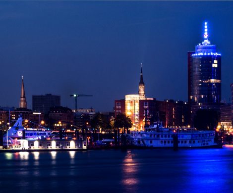 Das Licht-Spektakel Blue Port Hamburg reicht in diesem Jahr über das Hafengebiet um die Speicherstadt, HafenCity und den Handelshafen hinaus: es gibt einige neue Standorte für die Lichtinszenierung,