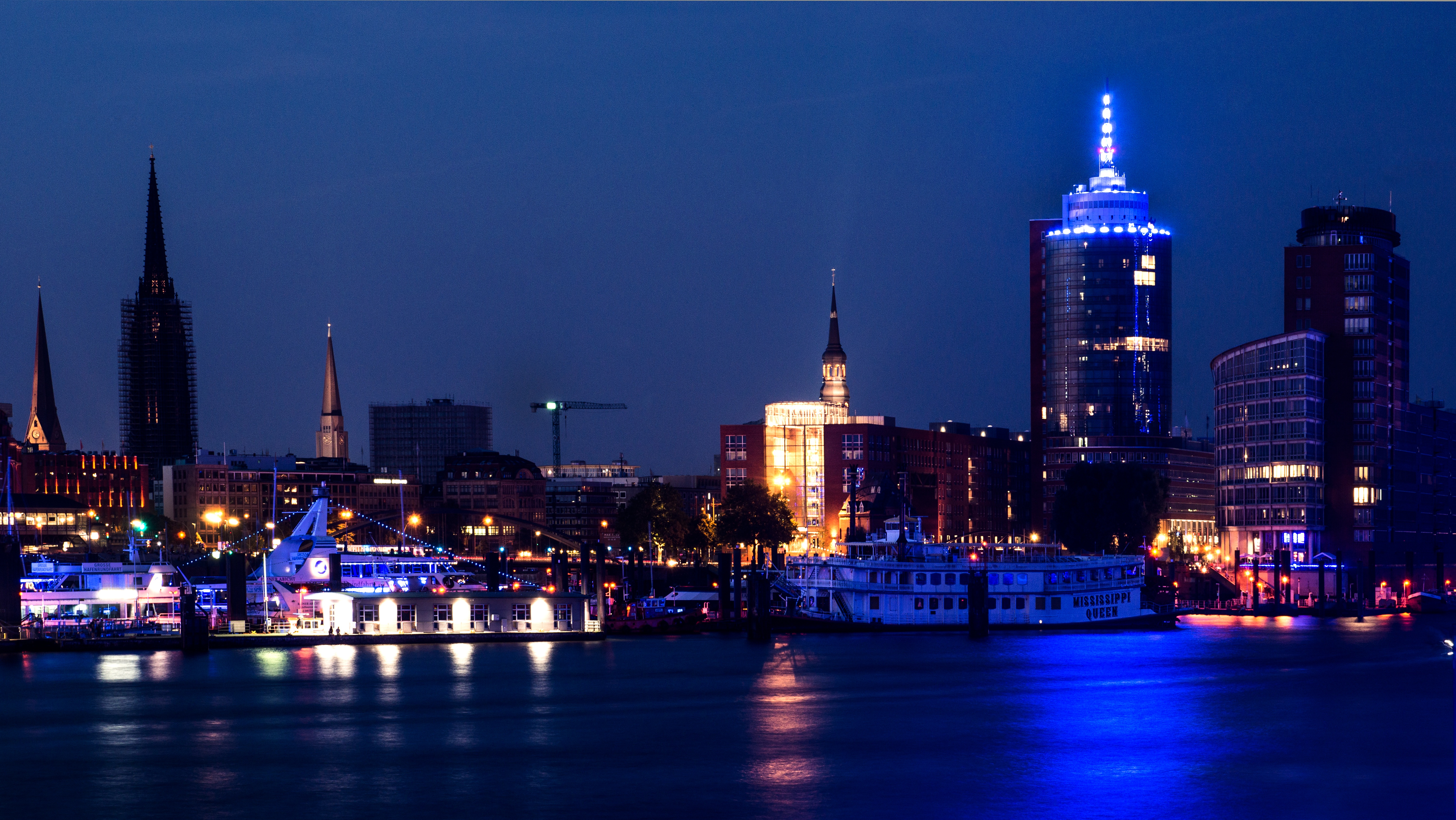 Das Licht-Spektakel Blue Port Hamburg reicht in diesem Jahr über das Hafengebiet um die Speicherstadt, HafenCity und den Handelshafen hinaus: es gibt einige neue Standorte für die Lichtinszenierung,