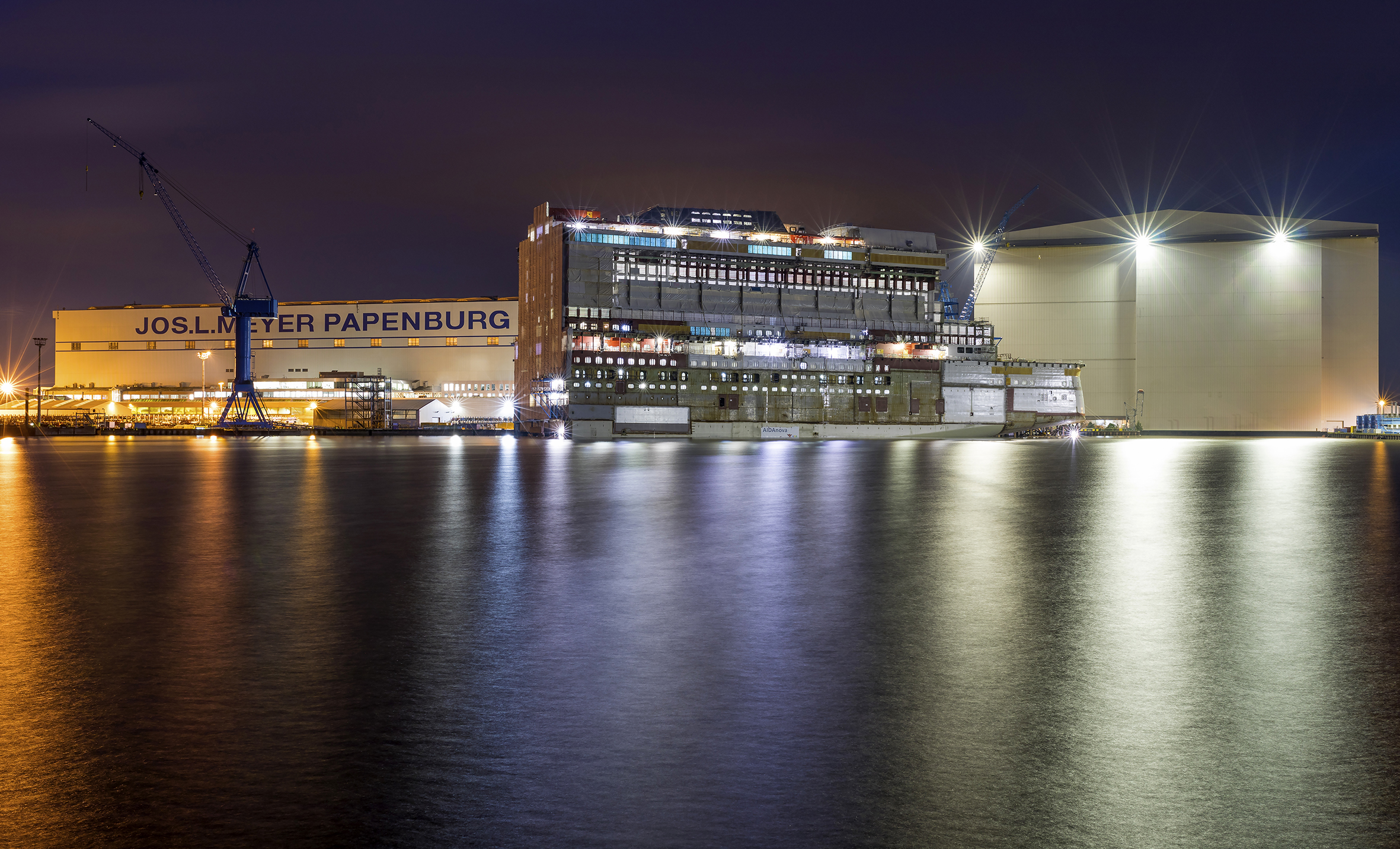 Ein spektakuläres Manöver steht in der Meyer Werft in Papenburg an: Ein 1.750-Tonnen-Kran wird ein Glasdach auf das Kreuzfahrtschiff Iona heben.
