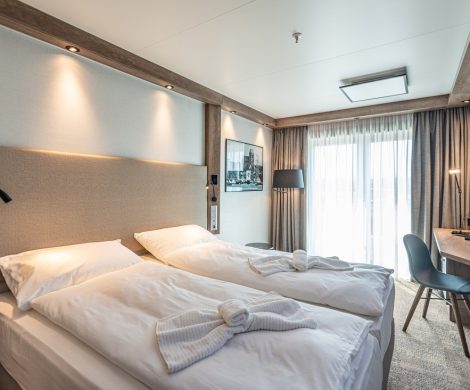 In original Kreuzfahrtkabinen können Gäste des Radisson Hotels in Wismar schlafen: Die MV Werften haben ein eigenes Hotel eröffnet. Das Besondere an dem Gebäude ist, dass die 98 Zimmer des Hotels aus luxuriösen Schiffskabinen bestehen