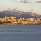 Die Stadtverwaltung von Palma de Mallorca hat nach Beschwerden von Bewohnern und Anzeigen der Hafenpolizei gegen zwei Kreuzfahrtreedereien Bußgeldbescheide verhängt.