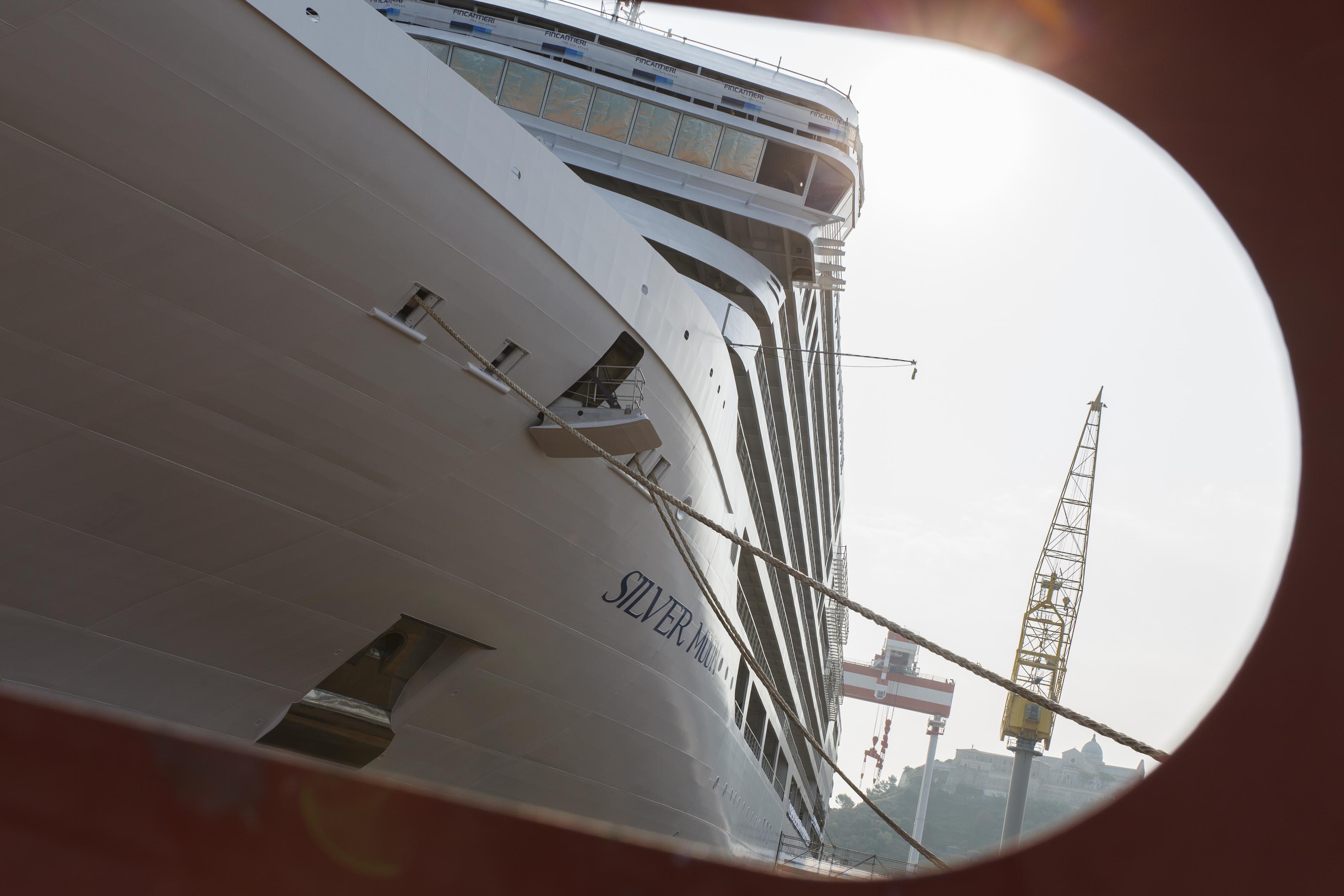 Silverseas neuestes Luxus-Kreuzfahrtschiff Silver Moon ist auf der Fincantieri Werft in Ancona, Italien, das erste Mal ins Wasser gelassen und an den Ausrüstungskai verlegt worden.