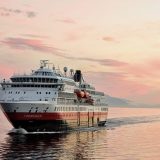 Tragischer Vorfall auf der MS Finnmarken: Auf dem Hurtigruten-Schiff ist eine Passagierin von Bord gestürzt, sie starb im Krankenhaus