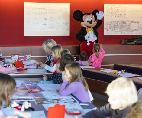 Mickey Mouse besuchte die 80 Kinder der Betriebs-Kita Nautilus. Disney Cruise Line beschenkte weltweit rund 1500 Kinder während der Weihnachtszeit