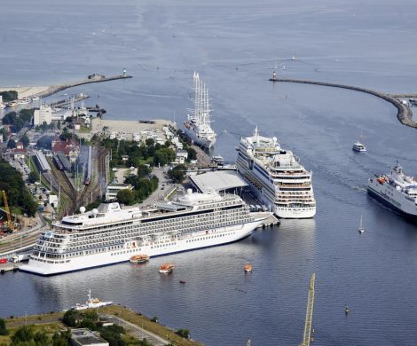 ROSTOCK begrüßt die „Balmoral“ der englischen Reederei Fred Olsen Cruise Lines als letztes Kreuzfahrtschiff des Jahres 2019 am Liegeplatz P7 in Warnemünde.