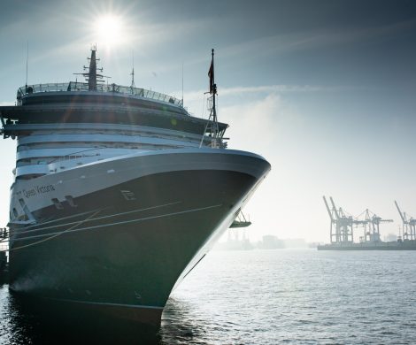 Die Queen Victoria hat die Kreuzfahrtsaison in Hamburg eröffnet. Der Cunard Kreuzer geht auf Weltentdeckerreise mit 170 Gästen aus Deutschland