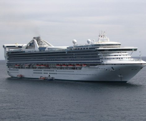 Nachdem der Verdacht auf mit dem Corona-Virus Infizierte an Bord besteht, dürfen Tausende Passagiere und Crewmitglieder die Golden Princess nicht verlassen. Die Golden Princess liegt derzeit mit 2.600 Passagieren und 1.100 Besatzungsmitgliedern an Bord vor Neuseeland.