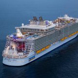Royal Caribbean Cruises baut wegen der Corona-Krise massiv Stellen ab und schickt rund 1.300 Mitarbeiter in den Zwangsurlaub oder stellt sie frei.