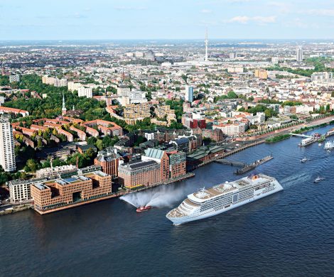 Ab sofort bezieht die EUROPA 2 Landstrom am Cruise Center Altona in Hamburg. Alle Neubauten der Hapag-Lloyd Cruises Flotte sind für Landstrom ausgestattet.