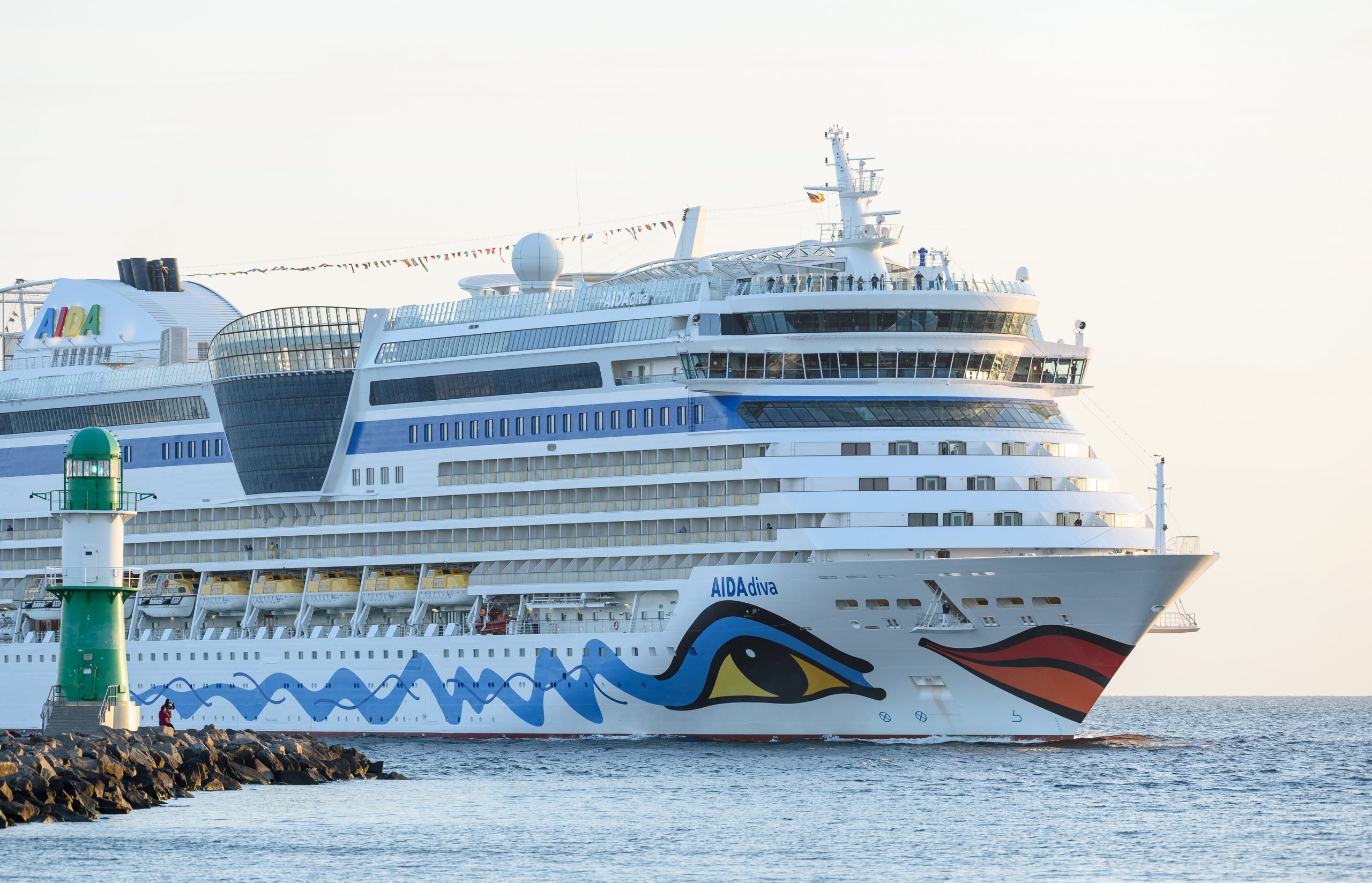 AIDA Cruises will wegen der Corona-Krise auf Staatshilfen zurückgreifen und schickt 1.500 Mitarbeiter in Rostock und Hamburg in Kurzarbeit