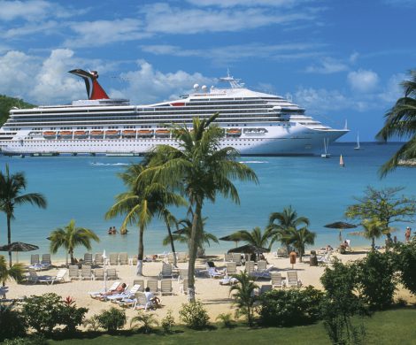 Achtzehn Schiffe von Carnival haben sich auf den Bahamas getroffen, um mehr als 10.000 Crewmitglieder nachhause in ihre Heimatländer zu bringen.