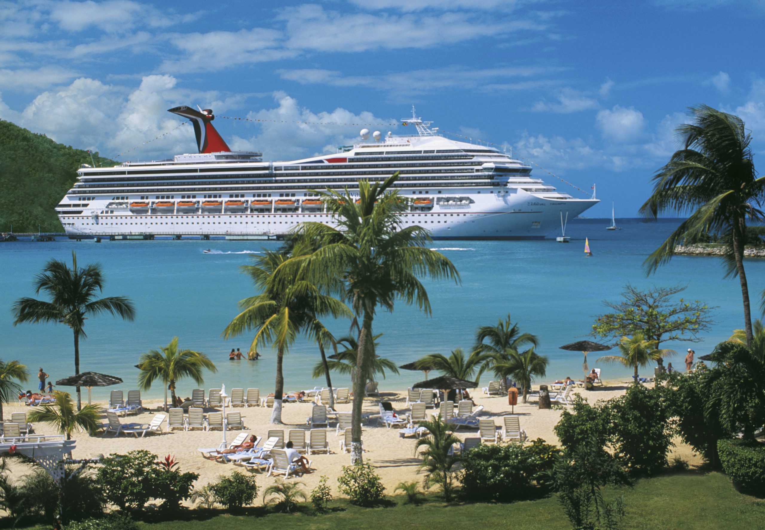 Achtzehn Schiffe von Carnival haben sich auf den Bahamas getroffen, um mehr als 10.000 Crewmitglieder nachhause in ihre Heimatländer zu bringen.