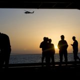 Mehr als 100.000 Crewmitglieder von Kreuzfahrtschiffen sitzen derzeit aufgrund der Coronavirus-Pandemie auf der ganzen Welt fest. Allein die Küstenwache der USA gab bekannt, dass rund 93.000 Crewmitglieder auf Schiffen vor der Küste der USA gefangen sind.